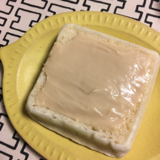 ファミマ「クリームボックス 酪王カフェオレ入りクリーム 」 - えん食べ