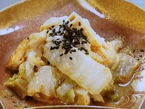 至高の醤油ちゃんこ鍋 , 白菜 300g, 豚バラ肉 200g, 鶏もも挽き肉 250g, 舞茸 100g, 長ネギ 100g,木綿豆腐 1 2丁, 油揚げ 2枚, にんにく 2片, 生姜 5g, ニラ 100g, 水 900cc, 酒 100cc,醤油 大さじ4, 塩 小さじ1 2, みりん 大さじ1と1 2, 鰹粉 6g,