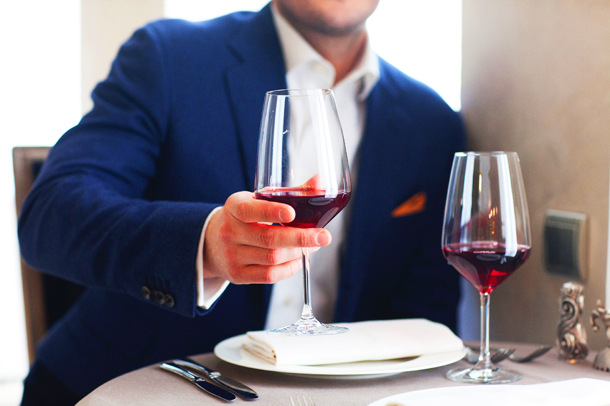 ワイングラスの正しい持ち方とは?日本と海外での違いやマナーも - macaroni