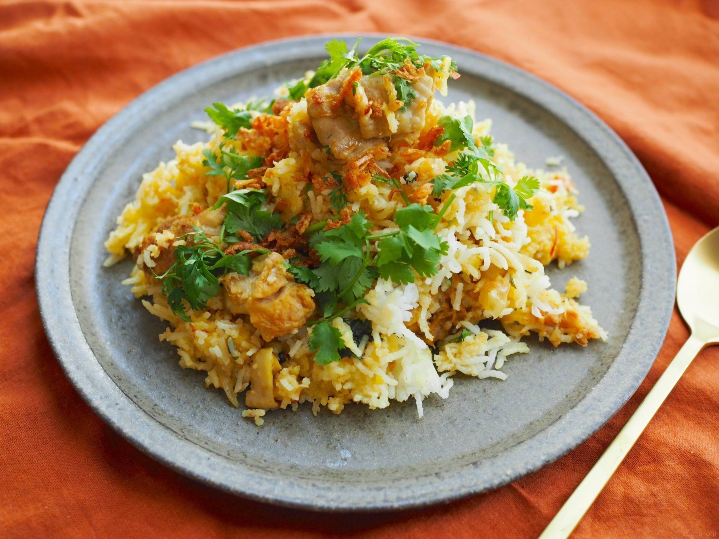 節約豚こまビリヤニ の作り方, 材料 3〜4人分 , ・豚こま肉300g, ・バスマティライス200g, ・フライドオニオン10g, ・バター 5g, ・にんにく3かけ, ・しょうが1かけ, ・ヨーグルト大さじ5, ・塩小さじ1と1 2弱, パウダースパイス, ・クミン、コリアンダー 各小さじ2, ・パプリカ、ターメリック各小さじ1, ・胡椒、チリペッパー各小さじ1 2,