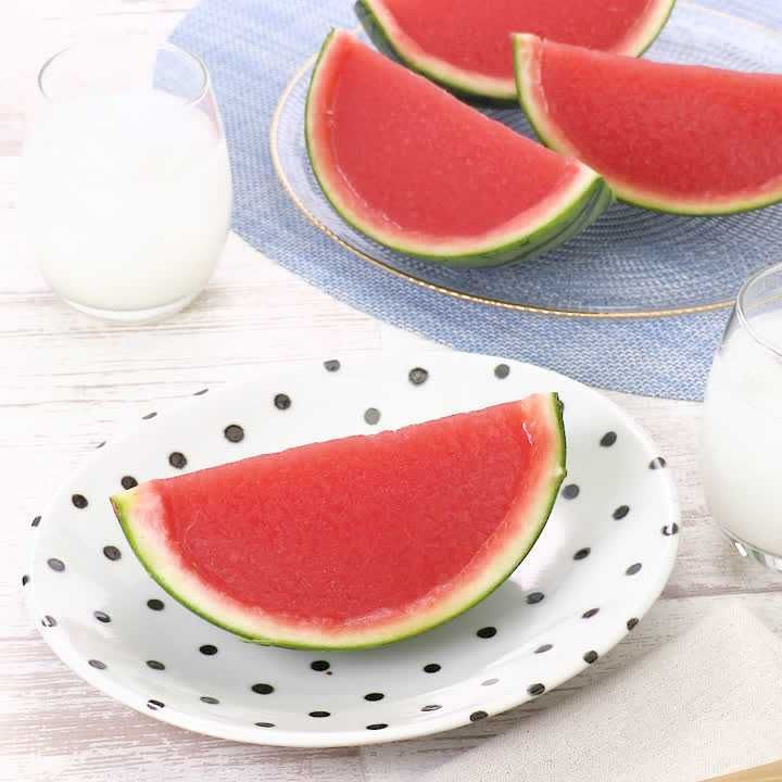 ↓他の商品も見たい方はこちら👀 @hokunyu_officialLuxe のアレンジレシピを ご紹介します🐄 夏に食べたい スイカのファチェ🍉______ 🥄「スイカのファチェ」 4人分<材料> 小玉スイカ1玉 カットフルーツ100g アイスお好み量 ナタデココ30g 炭酸水 加糖