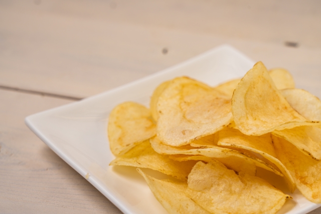 ポテチ「クリスプ」が筒から袋に一新 資源削減にも貢献、カルビ