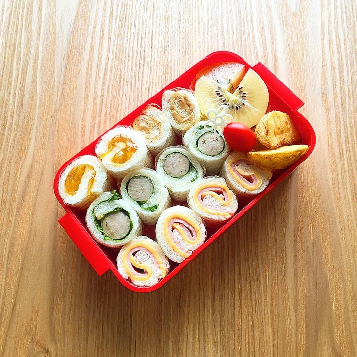 他の投稿も見る→@kids__obento_lab @noki.benさんのご投稿を紹介いたします✨ 幼稚園弁当🐻🍱 ☆ ①ホットドッグ②たまごサラダパン ③鮭フライ ④ミニトマト ⑤ブロッコリー ☆ 今日のお弁当は ロールパンサンドのお弁当 🌭💚 年長さん初めてのパン弁当リクエスト