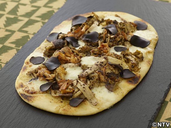 フライパンで作る、クワトロフンギ 4種のきのこ のトマトソースピザのレシピ - 生かし屋さん