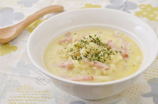 これガチに旨いから皆様にも本当にやってほしい レンジで超簡単 『ぺぺたまうどん』 丼ににんにく1片、白だし大1半、オリーブ油大1、鷹の爪1本、冷凍うどん1玉入れラップし6分チン熱い内に溶き卵1個入れ混ぜ完成 コシのあるうどんに半熟たまごダレが絡まり、悶絶必須