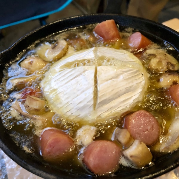 簡単キャンプ飯 「丸ごとカマンベールチーズのベーコン巻き」は見た目も味も無敵過ぎ! 包んで焼くだけだけだから初心者にもオススメ!ロケットニュース24