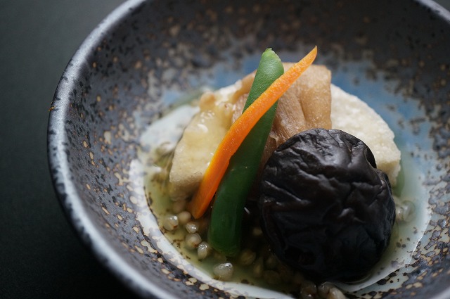 生地にしっかり味をつけるのがコツ。揚げたて飛龍頭は、そのまま食べてもおいしい