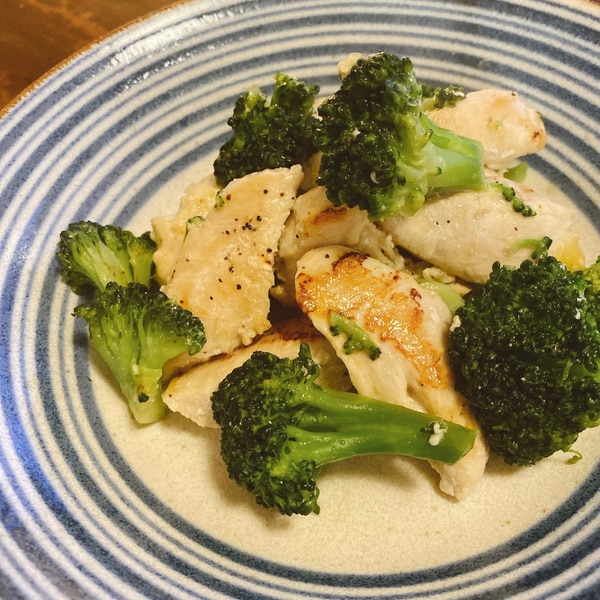 ささみとブロッコリーのナンプラー炒め - 週末シェフの家呑みレシピ