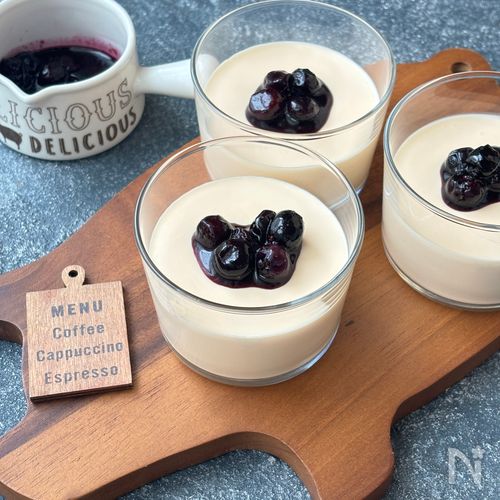 材料4つ 混ぜて冷やすだけ！抹茶レアチーズケーキ作り方！, 材料 , ◯抹茶レアチーズケーキ, ・クリームチーズ 200g,・しぼるだけホイップ1個, ・抹茶パウダー5g, ・クッキー100g, 1.クッキーを細かく砕く。, 2.クリームチーズをよく練り、柔らかくする。,3.しぼるだけホイップを入れて混ぜる。, 4.1.に3.を30g入れて混ぜる。, 5.型に4.を入れて押し固めて冷やす。,