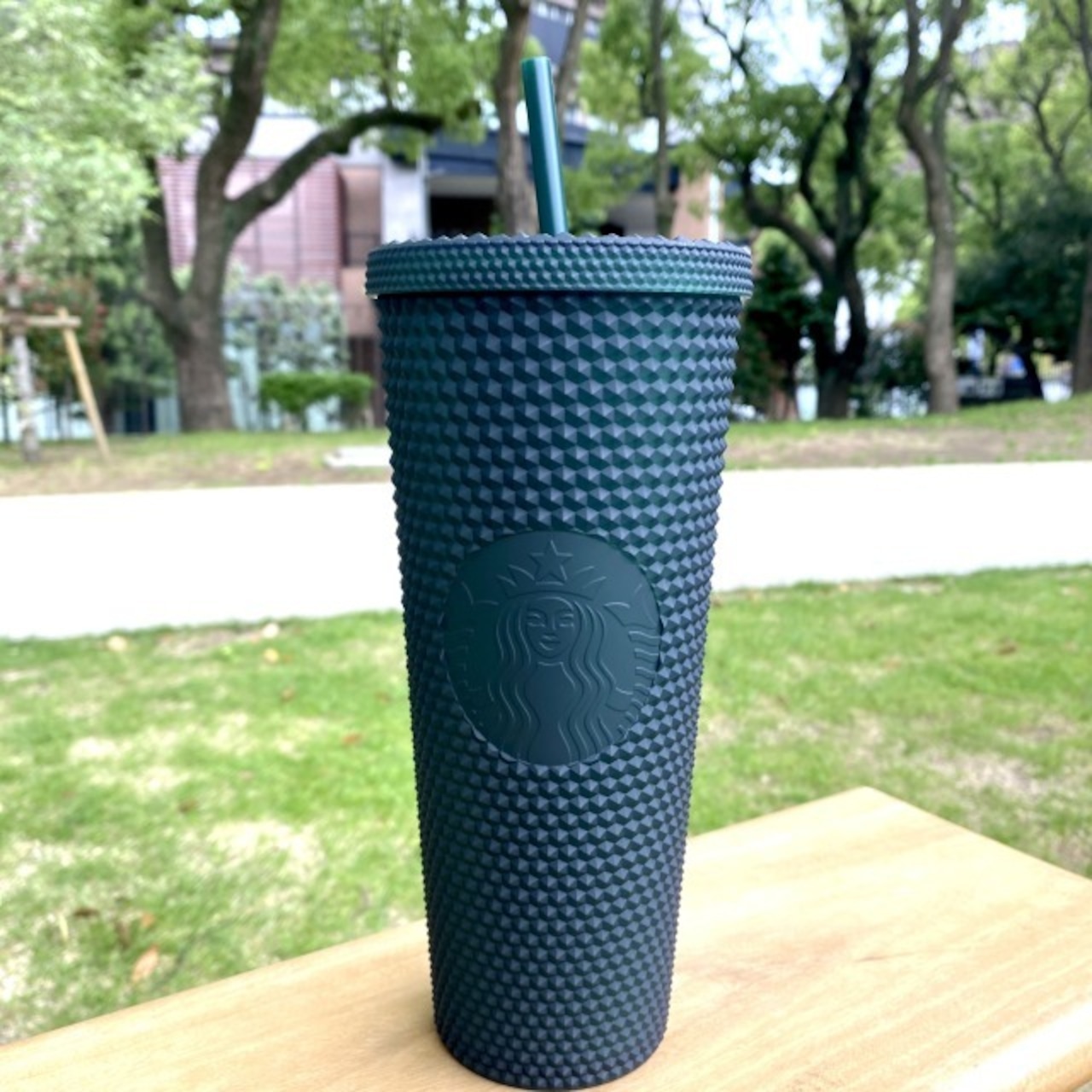 スタバ、ストロー不要のふた導入 北米6都市で - WSJ