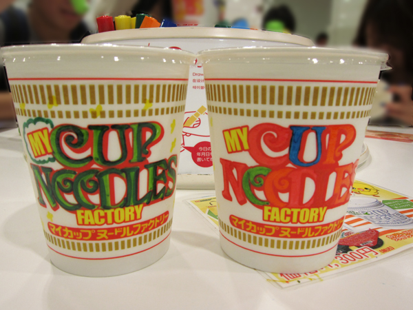 カップヌードルの帯は「！」なの？ 通称キャタピラ、モチーフは洋皿