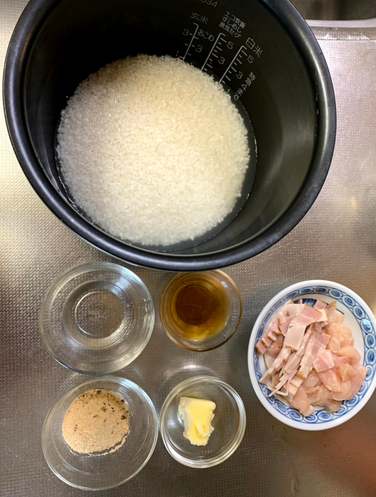 もう普通じゃ物足りない！？ 家事ヤロウ 『丸ごとベーコン炊き込みご飯』「炊飯器ド～ンと豪快な食べ方！」肉塊丸ごとに苦戦！？