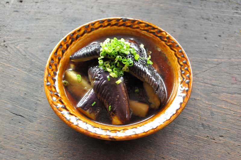 見た事ない, このレシピ名は →, 我が家では『茄子の辛いの🍆』と呼んでいます♪, 主人の母から教えてもらった我が家のおかずレシピなんです,煮浸しでも炒め物でもないこの料理, 我が家では大人気なんです♪, 結婚当初お願いされて作ってはみたもの、,なかなかこの味にならず 失敗苦戦したものです!, 今では息子も娘も大好きで、, これだけは作れるようになりたいそう, シンプルですがごはんに合う,