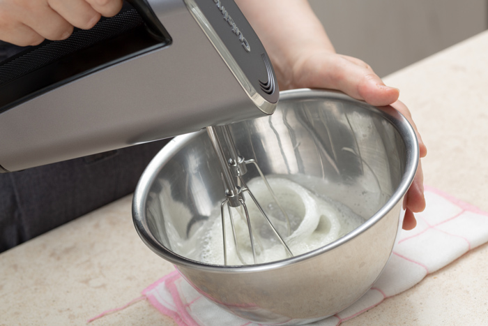 ハンドミキサー 泡立て器 電動 生クリーム メレンゲ ハイパワー コードレス 持ち運び便利 手作り 家庭用 お菓子作り ケーキ作り - メルカリ
