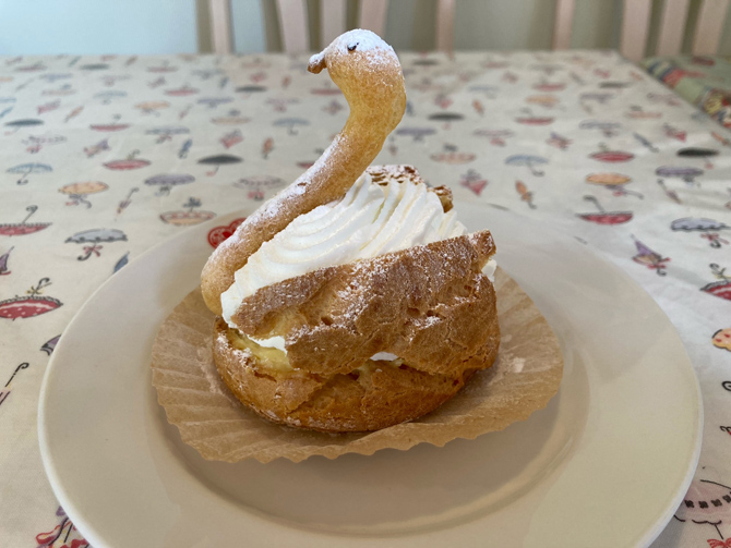 クリスマスシュークリーム🎄¥500 ・ ・ クリスマス限定で、シュークリームにかわいいスターサンタ⭐️🎅🏻、スノーマン☃️、トナカイ🦌、をつけました✨・ ・ 可愛すぎて大人気🫶🏻明日12 25までの販売を予定してますので、是非是非この機会に💝 ・ ・ ・ 赤坂グルメ