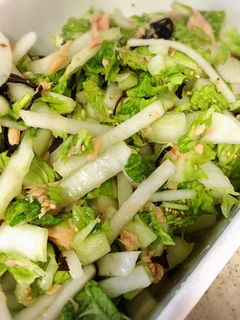 ポリ袋に「白菜」と塩を入れたらもんで、ツナ缶と調味料を混ぜるだけ!10分で完成“時短おかず”