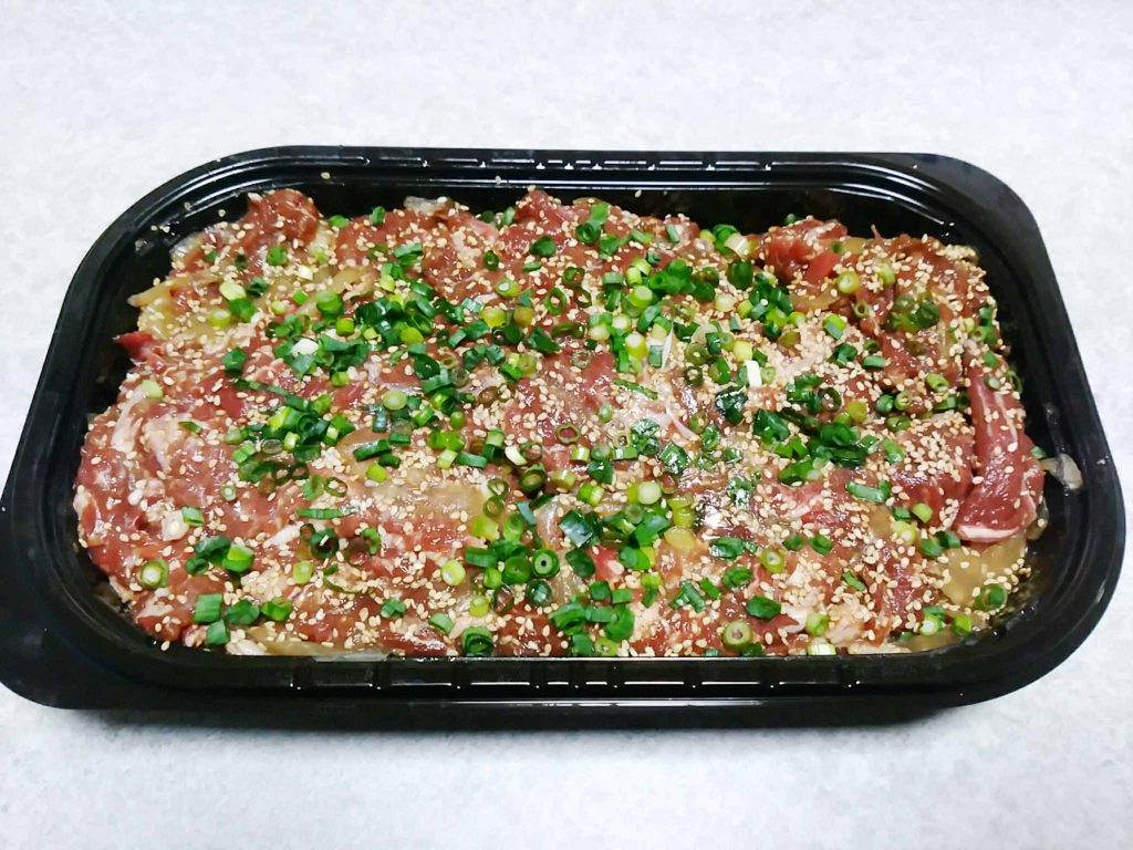 まゆてぃ❋課金総額1000万コストコ推し女ღ﻿ ﻿ コストコ商品のアレンジレシピを紹介します！﻿ ﻿ コストコの人気商品、﻿ プルコギビーフを アレンジして﻿ 「肉じゃが」ができるんです！﻿ ﻿ プルコギビーフにしっかり味がついているから﻿ 加える調味料は「白だし」だけ