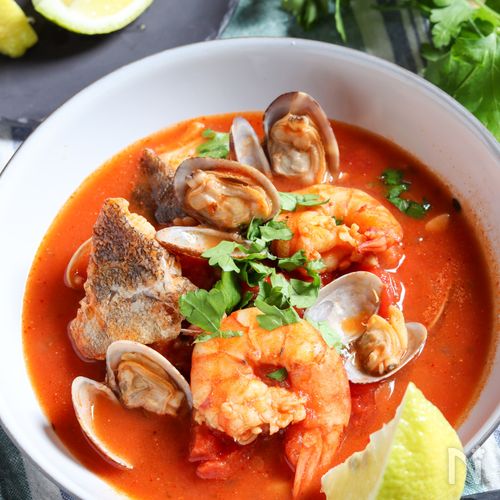 コストコの大容量商品の食べきりアレンジ術」のコーナーで紹介したレシピを大公開！ コストコマニア直伝！ 「チョッピーノスープのパエリア」＜材料 4人前 ＞ ・チョッピーノスープ スープ半分 ・チョッピーノスープ 具材お好みの量 ・米 2合 ・オリーブオイル