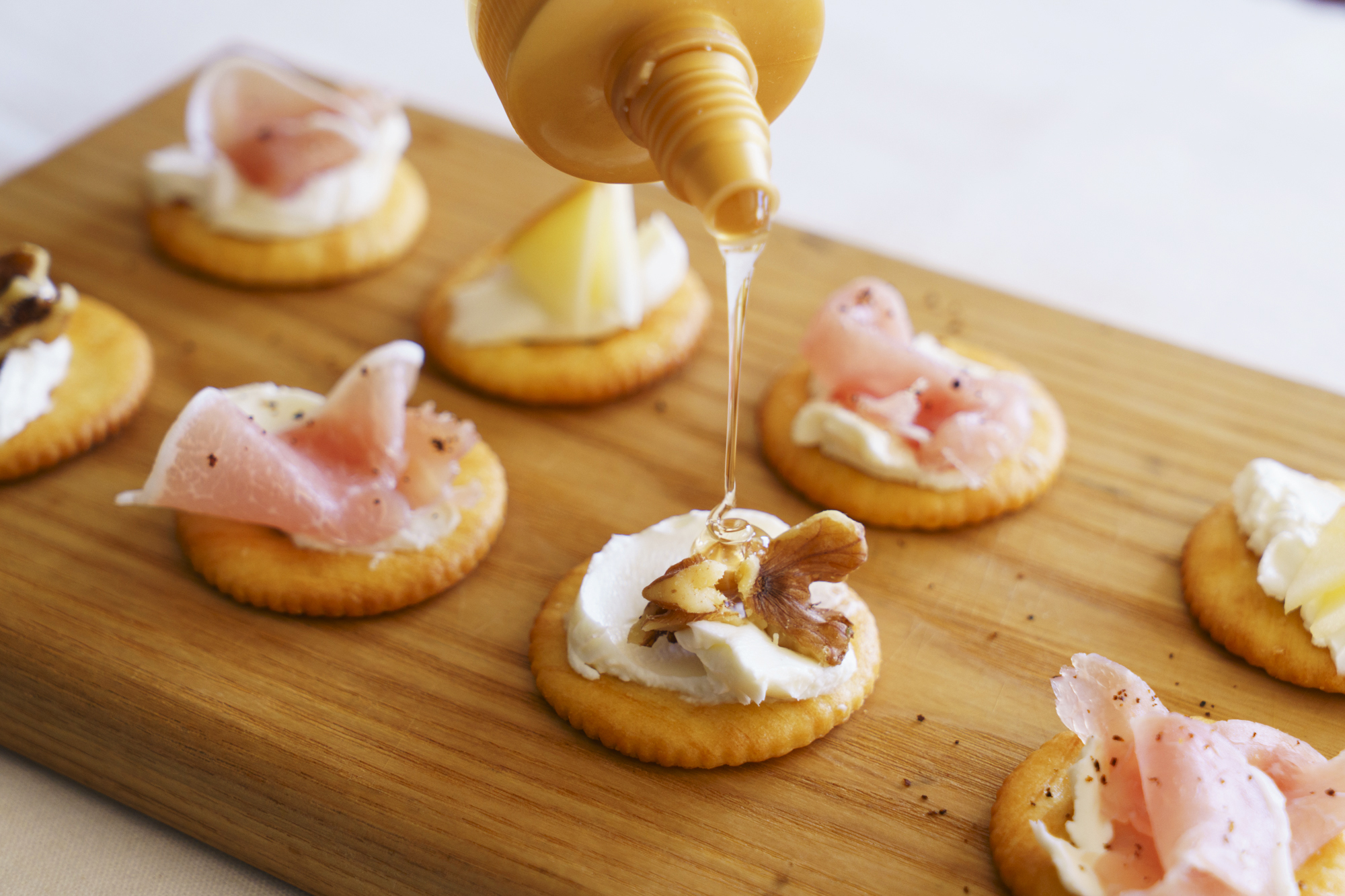 ブルボン プレーンクラッカーレシピ生ハムレーズン