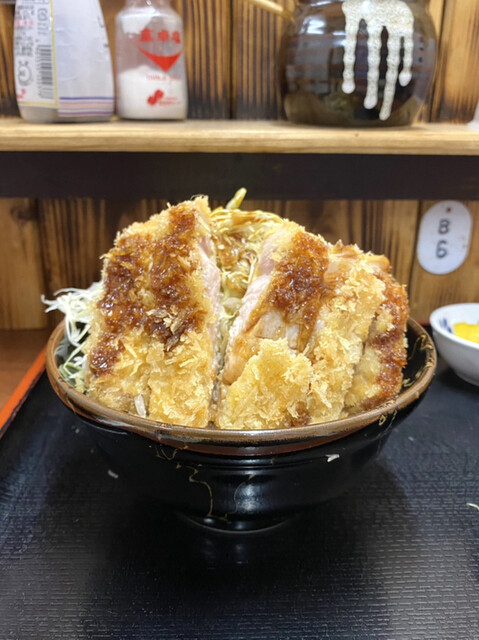 静岡市葵区横田町にひっそりと店を構える大衆割烹『里」のランチへ再訪。和牛すき重1,000円。やわらかな和牛の甘さと旨みがたまらない😊✨卵と一緒に食べれば‥すき焼き風で二度美味しいよ😋❣️ 相変わらず素晴らしいコスパランチ。 ◾️大衆割烹 里 静岡県静岡市葵区