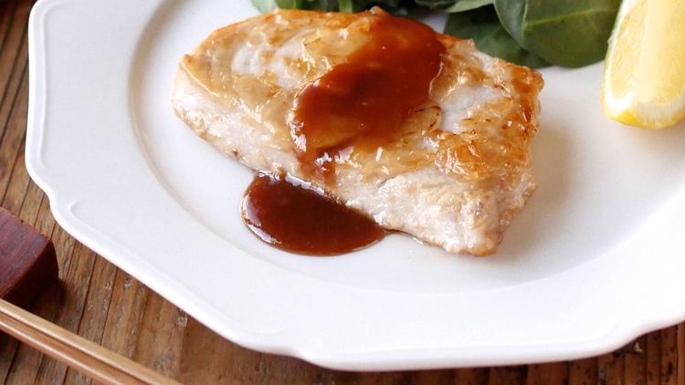 美味しすぎる！「メカジキのソテー にんにく醤油ソースのわさび添え」レシピ