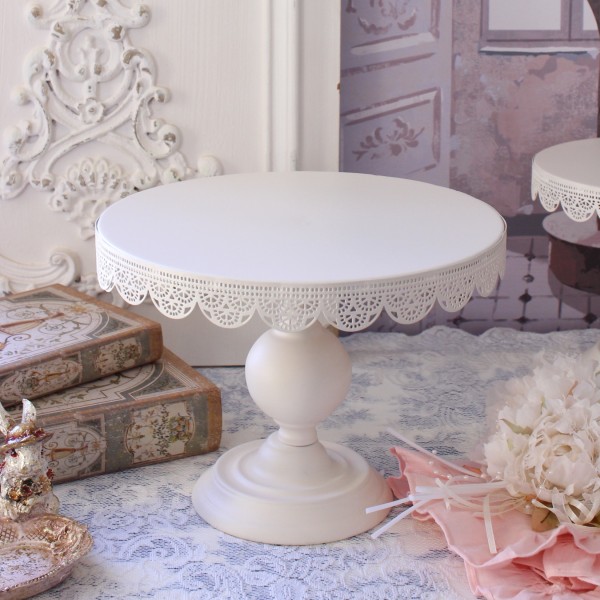 最近、ケーキのショーケースのディスプレイを変えてみました。 どうでしょう？ 今後も、少しずつ小物なんかも増やしていこうかと。 ケーキの味や見た目がいいのは当たり前。いかに魅せられるか。 日々、勉強