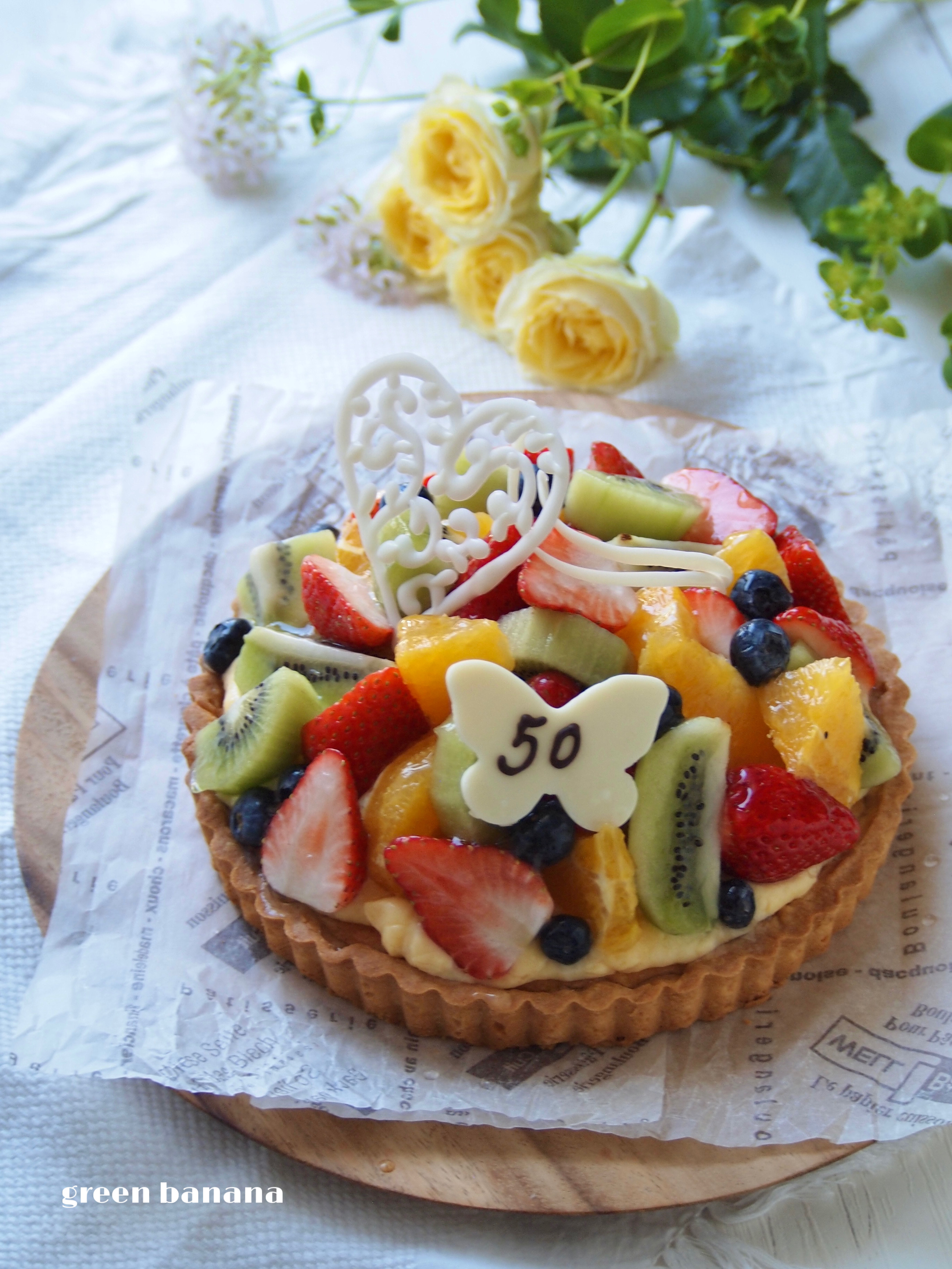 今日は、いちごタルト を作ってみました✨ 〜材料〜直径約18cmタルト生地 □無塩バター 50g □粉砂糖 30g □塩 ひとつまみ□卵黄 1個 □薄力粉 100g □卵白 適量 アーモンドクリーム □無塩バター 70g □砂糖 70g □溶き卵 1個 □アーモンドプードル 70g