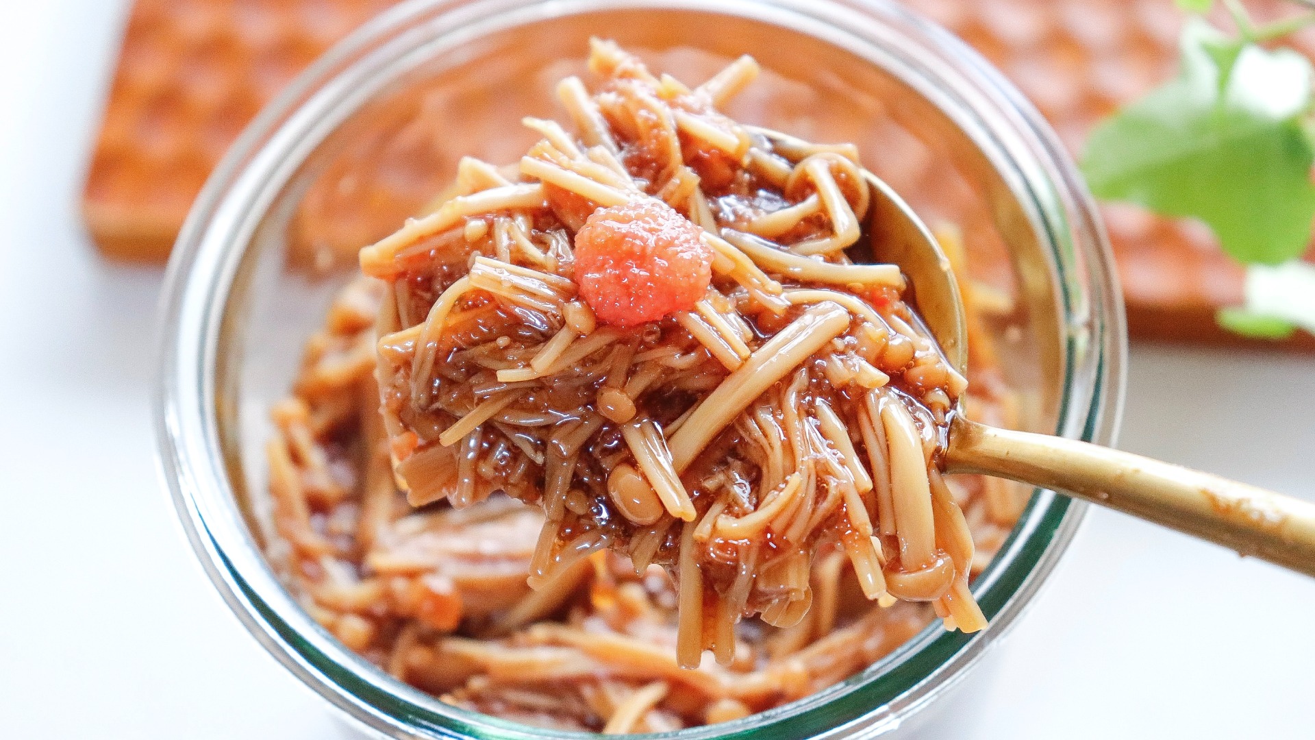 なめ茸の作り方♪ご飯に最高に合うおかずです。市販のなめ茸に負けない美味しさです。フライパン一つで簡単に出来るので是非作ってみて下さい