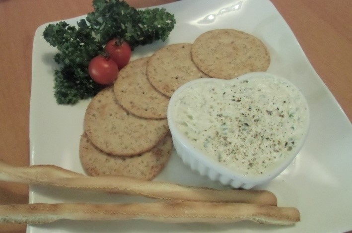 クラッカーには何をのせる？トッピング・ディップレシピ15選 - macaroni