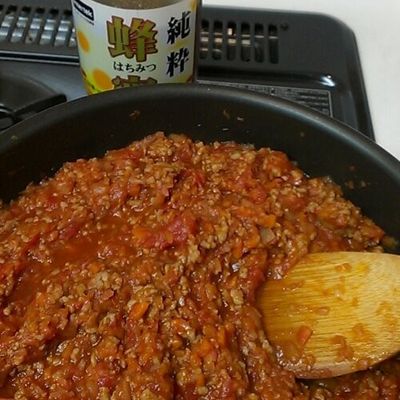豚こまミートソース』 ひき肉がなくても 豚小間切れ肉を粗く刻んで 玉ねぎと炒めて トマト缶でサッと煮込む 味の決め手は ビーフシチューのルゥを１片 酸味 が強いので 砂糖を小さじ2くらい加えると マイルドに味がととのいます！ミートソースミートソースパスタ