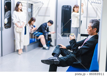 電車の座席の上にある飲みかけのペットボトルの話 - hokutoのきまぐれ散歩