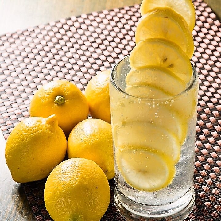 野毛 大人気のレモンサワー レモンタワー がおすすめ「魚菜酒房 一休」 ぴおシティ野毛べろ・サイト