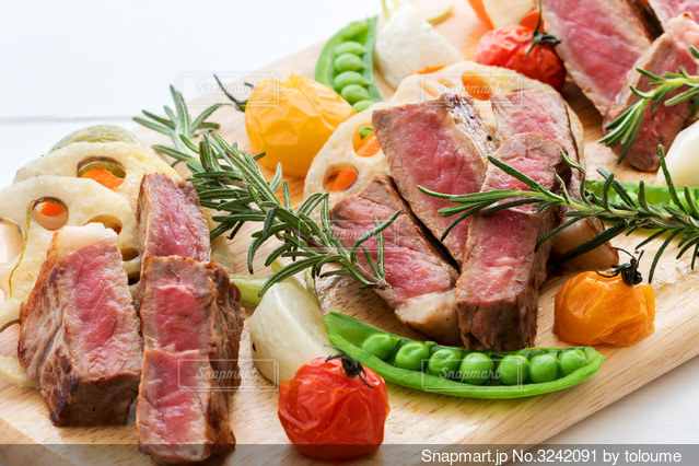 簡単なのにおしゃれなステーキの盛り付け方。より美味しく見えるコツをレクチャーfolk