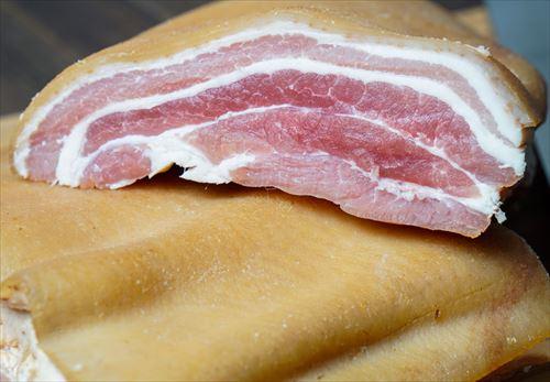 パンチェッタとは？塩漬けした豚バラ肉を使った加工食品を詳しく解説食・料理オリーブオイルをひとまわし