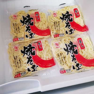 冷凍焼きそば用中華麺200g5食入 食べ応えのあるモチモチ食感で、バリエーション豊かな味付が合います。電子レンジで簡単に解凍ができる冷凍焼きそば。熊さん株式会社