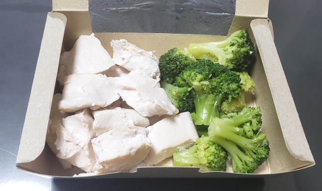 お箸が止まらない。鶏肉とブロッコリーの旨塩炒め