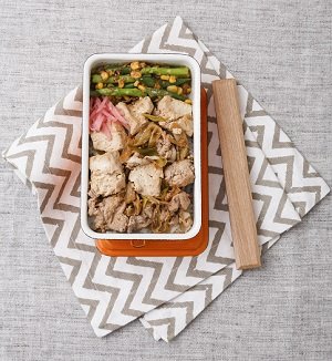 オムライス豆腐おにぎり。豆腐と卵で作る簡単レシピ!一口サイズで食べやすい。お弁当にもぴったりなサイズです。材料おにぎり小3個分木綿豆腐:200gケチャップ:30g 卵:2個作り方1:卵をスクランブルエッグにする 2:豆腐をフライパンで炒る 3