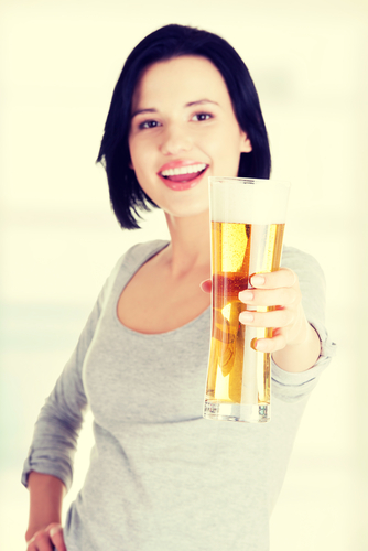 ビールを飲む女性 - 商用利用可能な写真素材・イラスト素材ならストックフォトの定額制ペイレスイメージズ