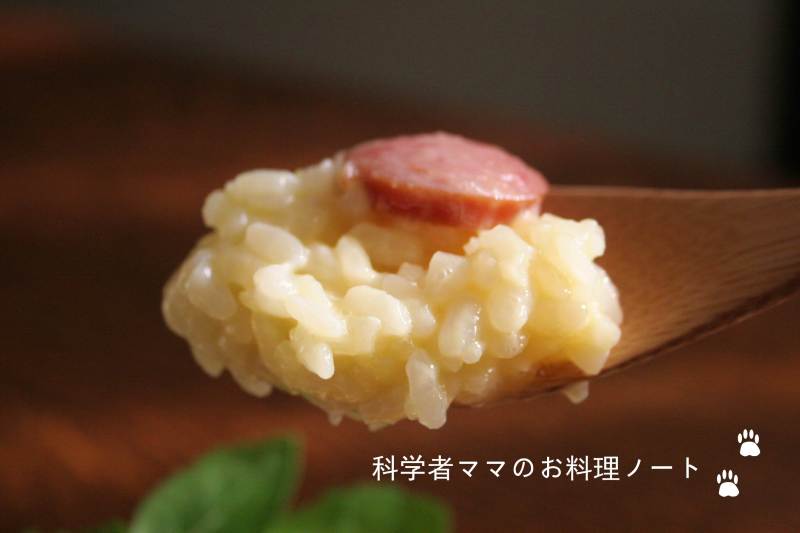 忙しい日でもレンジで４分チンするだけで完成する超絶に美味しいレシピが完成しました！究極のキムたまチーズリゾット材料ごはん200gコンソメ小さじ半分 キムチ50g 水150ml たまご1個 ピザ用チーズひとつかみ作り方①容器にごはん200g、コンソメ小さじ半分、キムチ50g、水150mlを混ぜてラップをかけて600W3分チンする