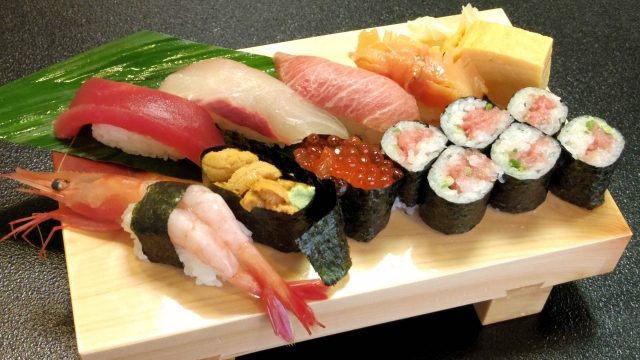 レシピ付き献立 マグロとアボカドのづけ丼・肉じゃが・なすの香味ソースかけ・きゅうりとしらす干しの酢の物 - 幸せは食卓から 心を込めてお料理