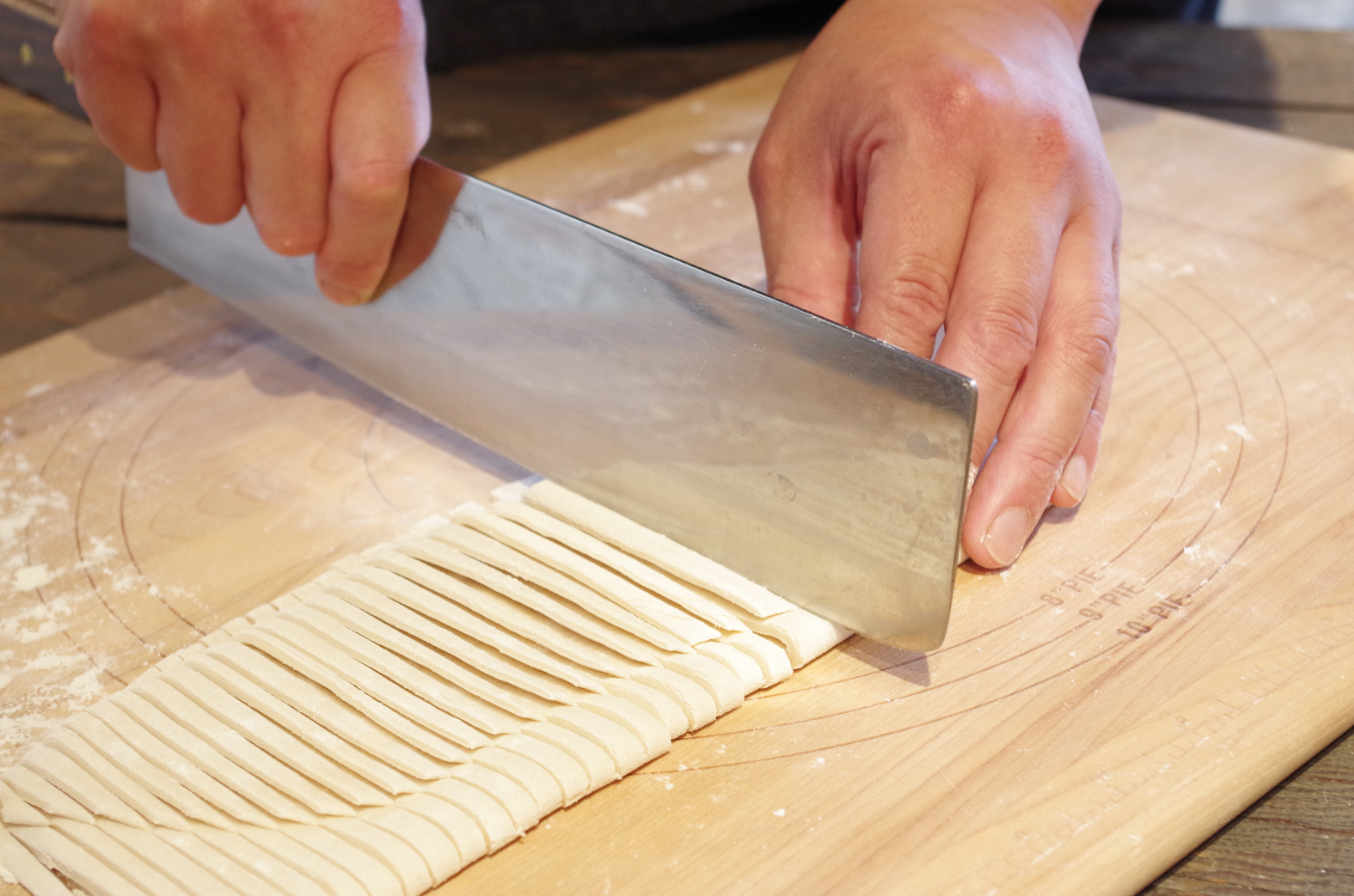 本手打ちうどん庄司すったてうどん、小麦の味と香りを伝える本格手打ちの武蔵野うどん