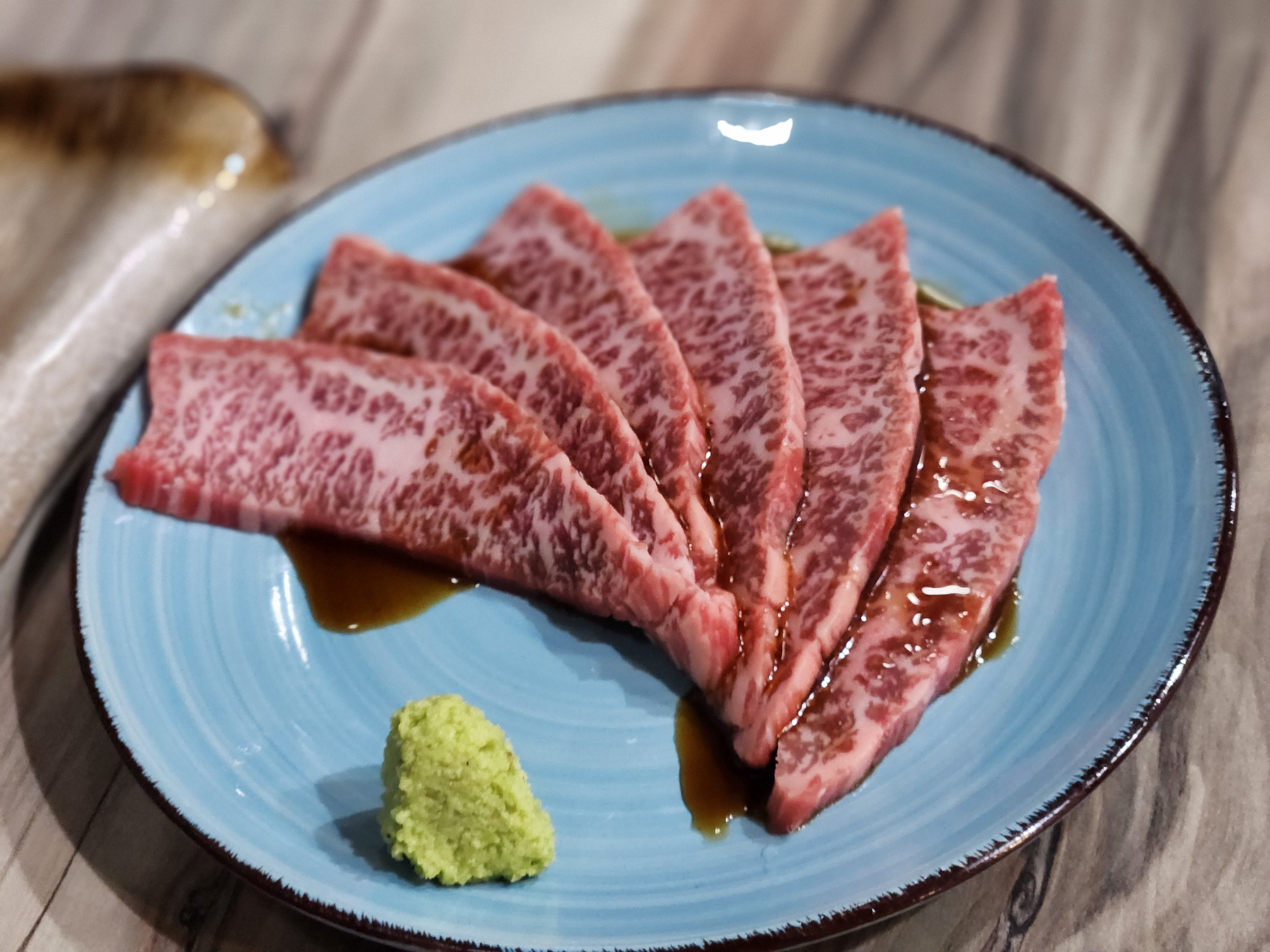 🍳ステーキの美味しい焼き方🥩,ステーキの焼き方, ・, ・,材料 , ステーキ肉 1枚, 塩 適量, 油 大さじ1,作り方 ,①肉は焼く30分〜1時間前に冷蔵庫から出して室温に戻しておく, ②肉のドリップをキッチンペーパーで拭い去り両面に塩を振っておく,③フライパンを温めて、油を入れて肉を焼いていく,