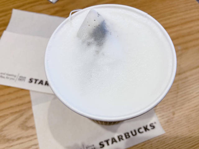 𖧷 𖧷 ⁡ゼンクラウドウーロンティーラテ ⁡ ▫️アーモンドミルクに変更 +55 ▫️ホワイトモカシロップに変更 ▫️はちみつ追加 ⁡ ⁡ ⁡―――∞――― ⁡ ⁡ スタバのウーロンミルクティー 美味しいからぜひ〜💚💛 ⁡ ⁡ ⁡ ୨୧ ୨୧ ⁡ 保存してスタバ