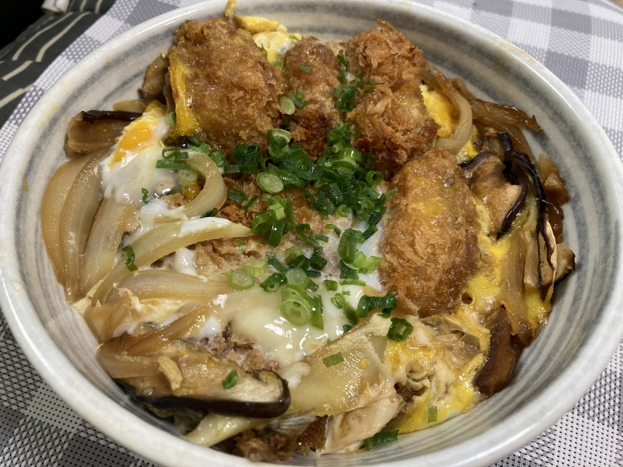 牡蠣フライ卵とじ丼とワカメと葱のお味噌汁の写真素材109006504- PIXTA