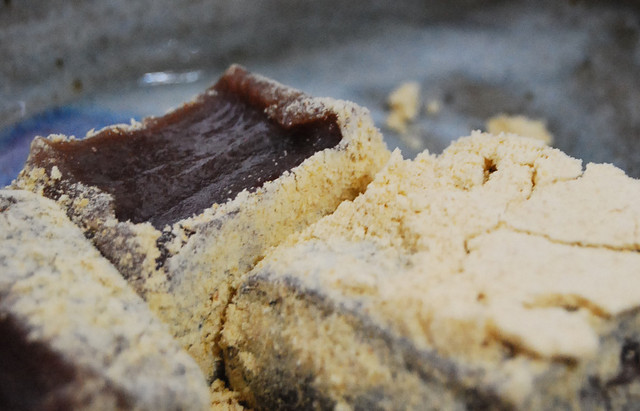 3月いっぱいでお休みなさる鎌倉 の美鈴 さんに参りまして女将さんと談笑し、月替わりのわらび餅 と季節の生菓子 を。本当に15年間お世話になりましたと感謝。日本橋・新宿高島屋 の月一度の入荷は昨年12月で終わりになりましたんで、本店へぜひ