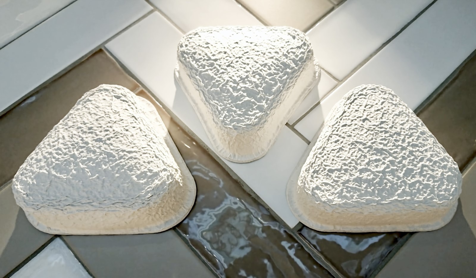 製作実績おにぎり型パルプモールド - 四代目 お結び屋 -—株式会社名古屋モウルド