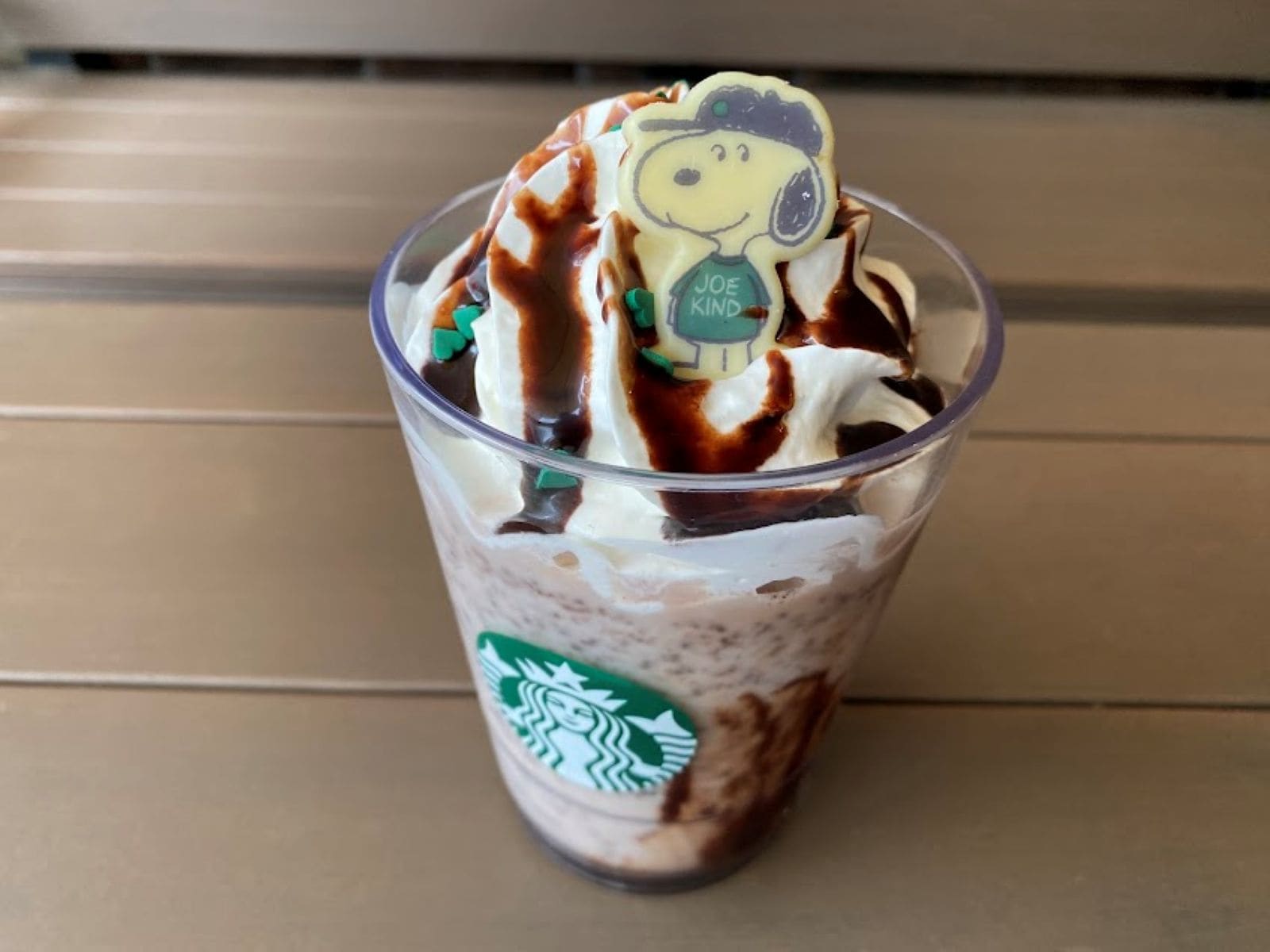 スタバ新作 今年もスヌーピーコラボが登場！早速先行で飲んできました！ ジョーカインドスヌーピーキャラメルチョコレートオーツミルクフラペチーノ-匠本舗情報局 たくじょー！