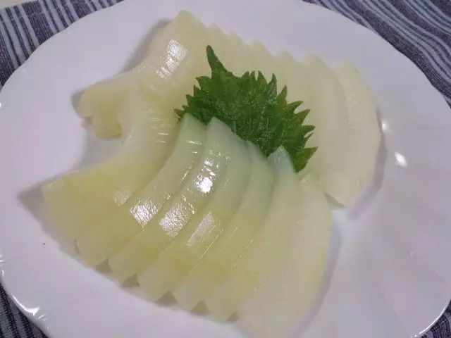 火曜日は野菜の日！ 夕顔とおかわかめ初入荷いたしました！ 夕顔はあんかけ、煮物、炒め物、漬物 アクがないのでなまでも美味しいおかわかめは、百薬とも言われるほど、葉酸やカルシウム、亜鉛、銅、ビタミンAなどのミネラルを豊富に含む健康野菜です。 独特のネバリ