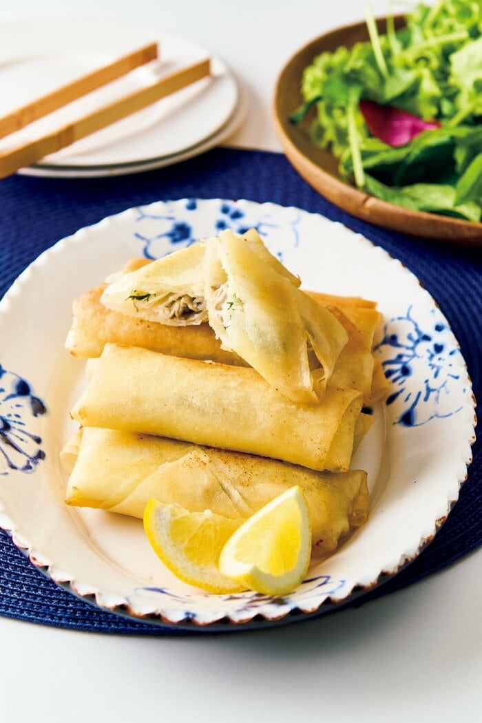 ご飯がメインなので大盛🍚 筍とうどと細く切った油揚げを甘辛く煮詰めて、昆布を入れて炊いたご飯に混ぜてみた。しっかり味。仕上げに木の芽🌿 長谷川あかり さんレシピのごぼうと豚バラの春巻き、茄子のとろとろ煮浸し、新潟アンテナショップで買ったシナシナの沢庵