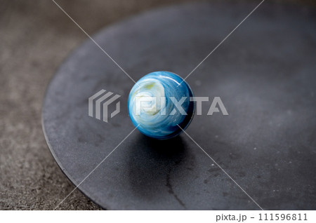 地球、火星、水星、 。ショコラとは思えない美しい輝きを持つ、ショコラブティック レクラの人気商品“惑星ショコラ”。﻿ ﻿8惑星だけでなく、実は太陽を加えた9個入りのセット「太陽系チョコ懐石」もあるのです。﻿ ﻿ These stunning chocolates,inspired by the sun and